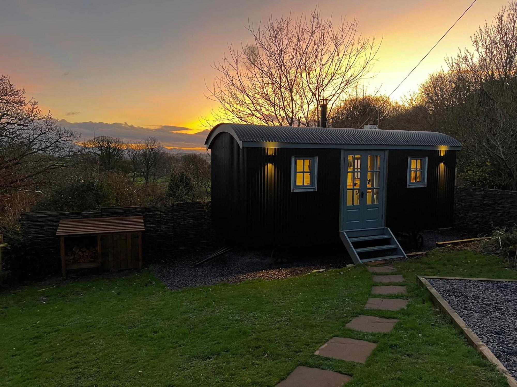 Mountain View Shepherd'S Hut For 2 Adults, 1 Dog Villa Llangoed ภายนอก รูปภาพ