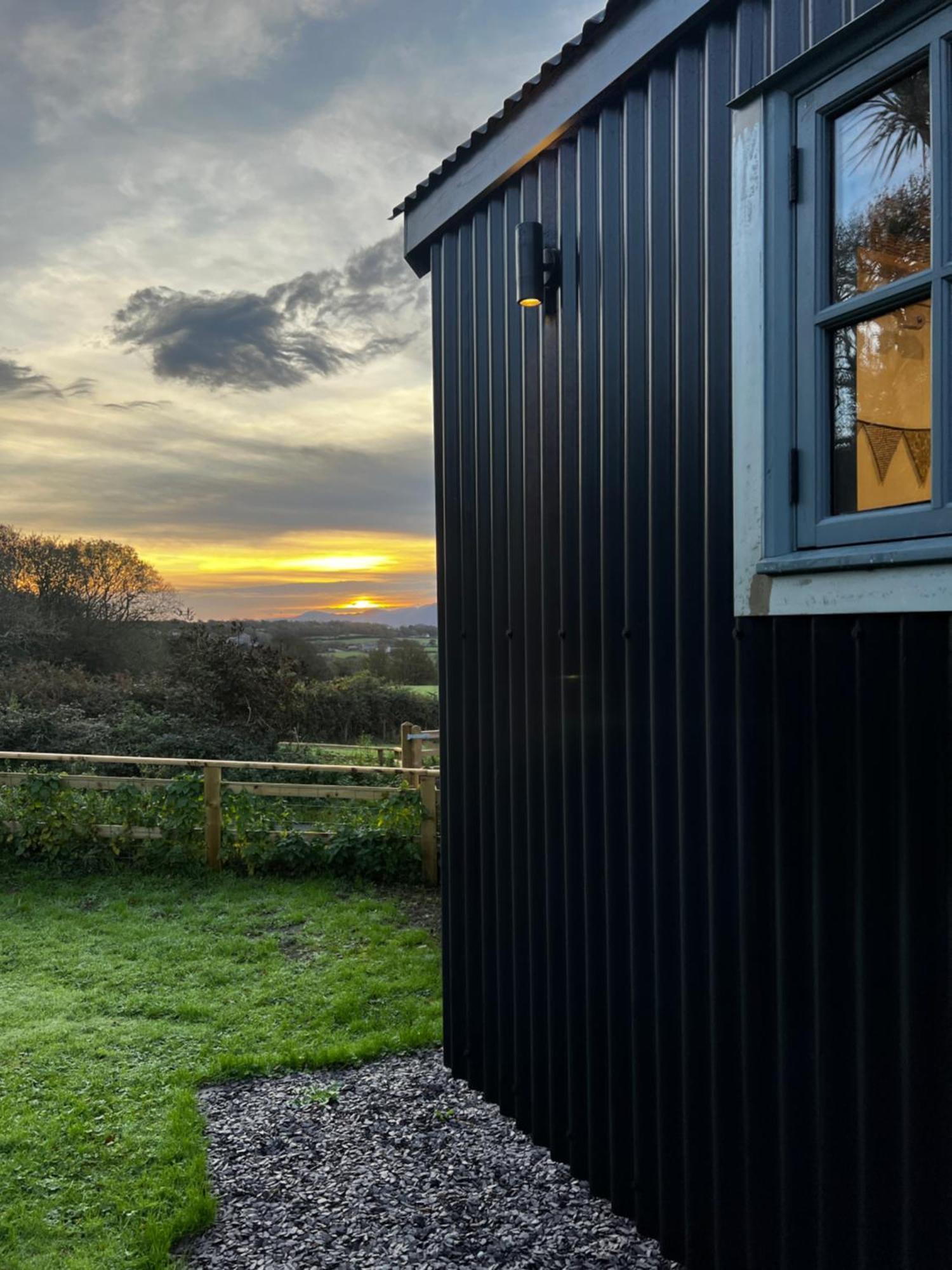 Mountain View Shepherd'S Hut For 2 Adults, 1 Dog Villa Llangoed ภายนอก รูปภาพ
