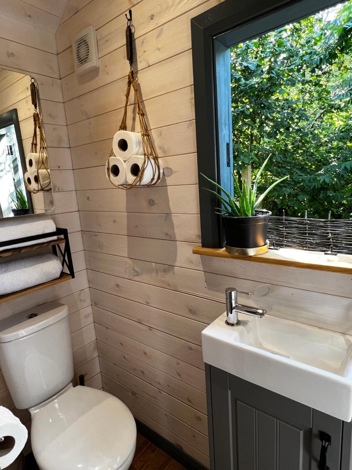 Mountain View Shepherd'S Hut For 2 Adults, 1 Dog Villa Llangoed ภายนอก รูปภาพ