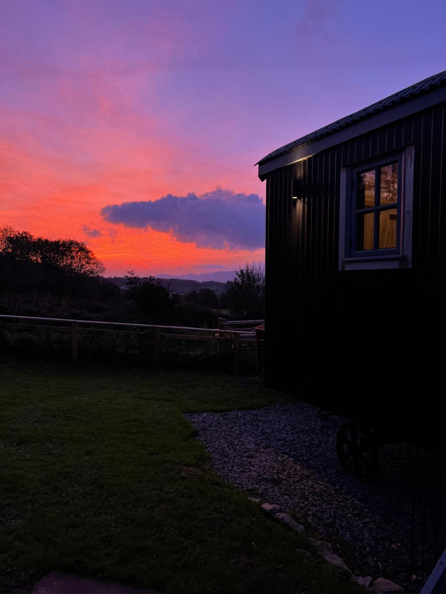 Mountain View Shepherd'S Hut For 2 Adults, 1 Dog Villa Llangoed ภายนอก รูปภาพ