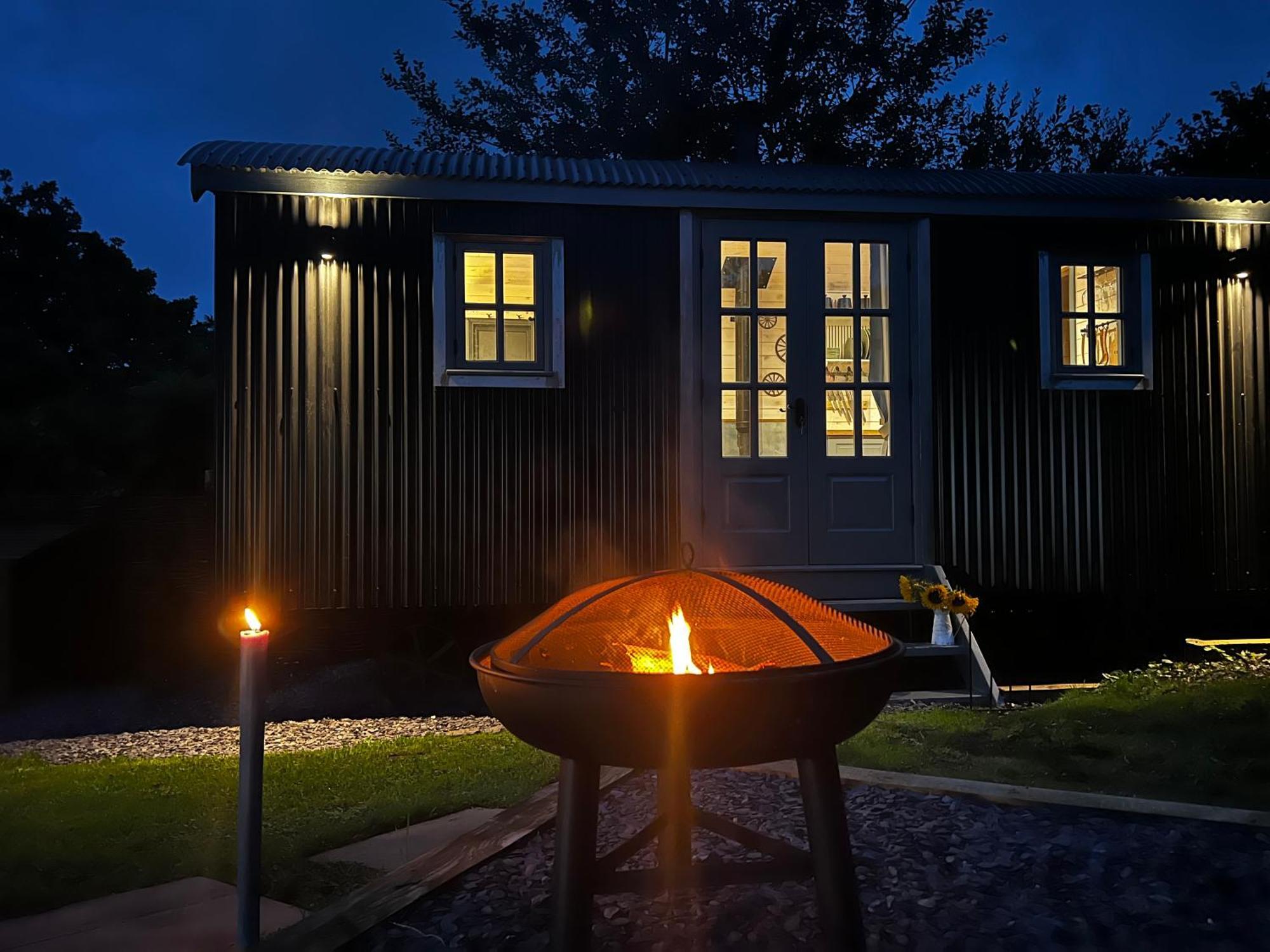 Mountain View Shepherd'S Hut For 2 Adults, 1 Dog Villa Llangoed ภายนอก รูปภาพ